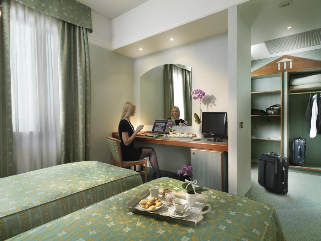 Piramidi Hotel Торри-ди-Квартезоло Экстерьер фото